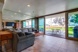 Bayside Gem - Beachfront - Vibrant - Ocean Breeze