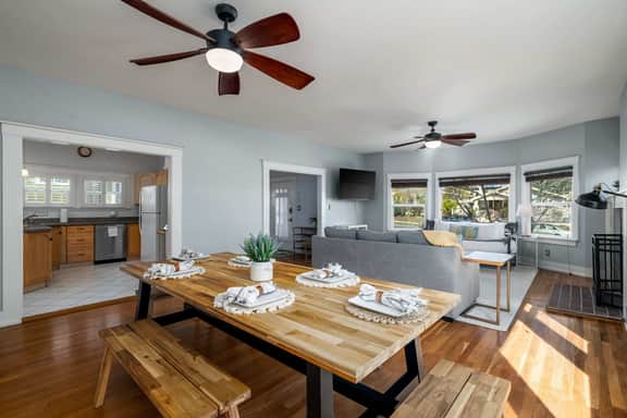 South Park Charmer | Close to Zoo | Backyard Oasis