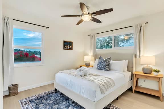 3BR with Hot Tub, Sunset Deck, AC, Luxury Dining