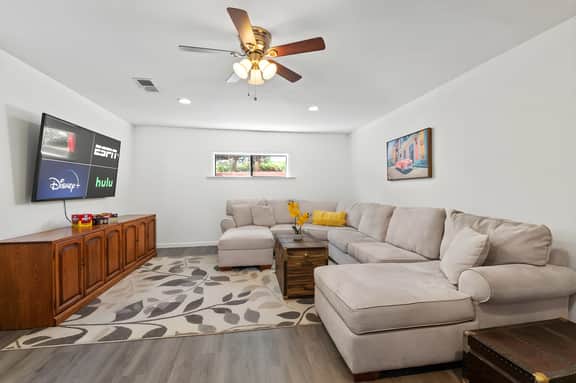 5br, Sleeps 10, 3 living rooms, Huge Back Yard