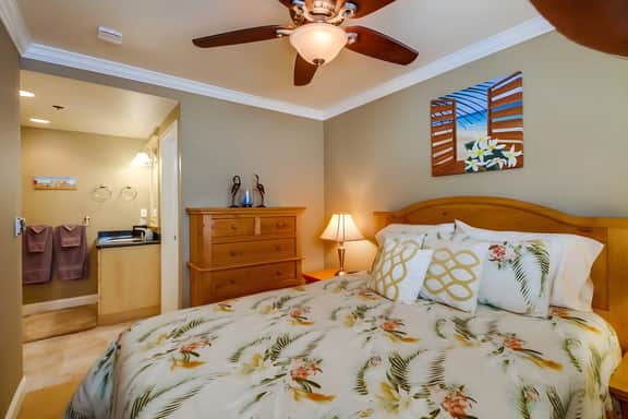 Bayside Gem - Beachfront - Vibrant - Ocean Breeze