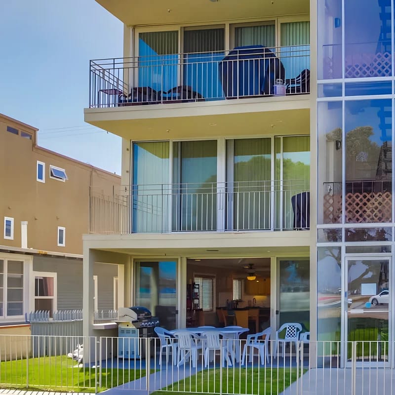 Bayside Gem - Beachfront - Vibrant - Ocean Breeze